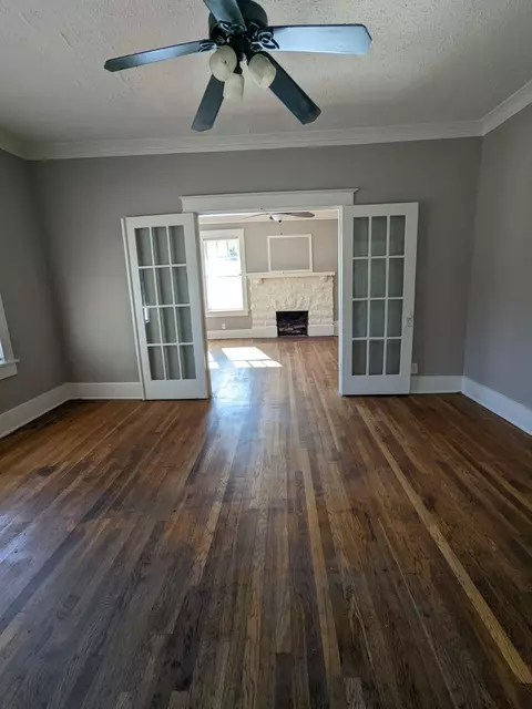 Living - 538 E Mckellar Ave, Memphis, TN 38106 photo 2 of 3