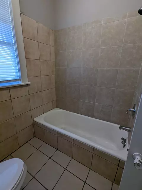 Bath - 538 E Mckellar Ave, Memphis, TN 38106 photo 3 of 3