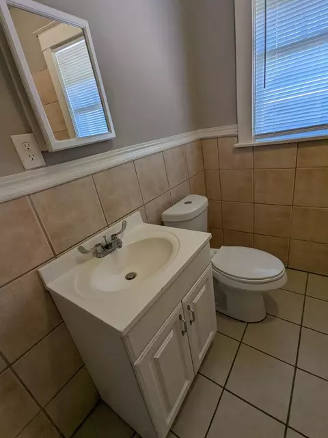 Bath - 538 E Mckellar Ave, Memphis, TN 38106 photo 2 of 3