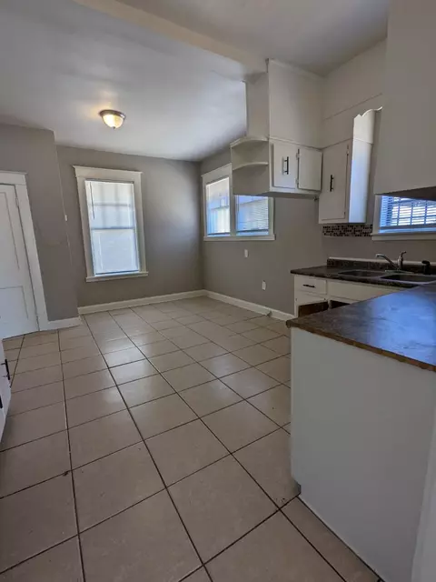 Kitchen - 538 E Mckellar Ave, Memphis, TN 38106 photo 1 of 2