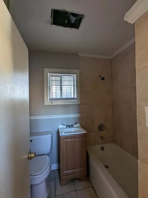 Bath - 538 E Mckellar Ave, Memphis, TN 38106 photo 1 of 3