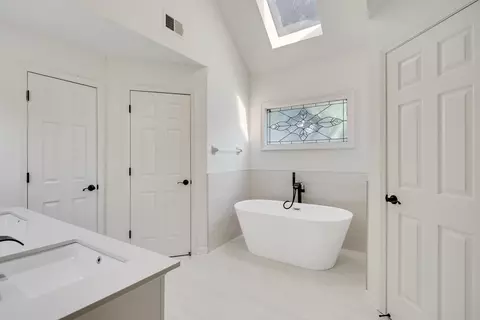 Bath - 1196 E Lake Pointe Dr, Collierville, TN 38017 photo 2 of 5