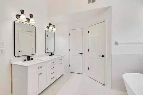 Bath - 1196 E Lake Pointe Dr, Collierville, TN 38017 photo 3 of 5