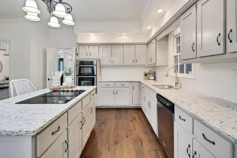 Kitchen - 1196 E Lake Pointe Dr, Collierville, TN 38017 photo 4 of 5