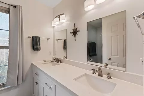 Bath - 382 Booth Ln, Collierville, TN 38017 photo 1 of 4