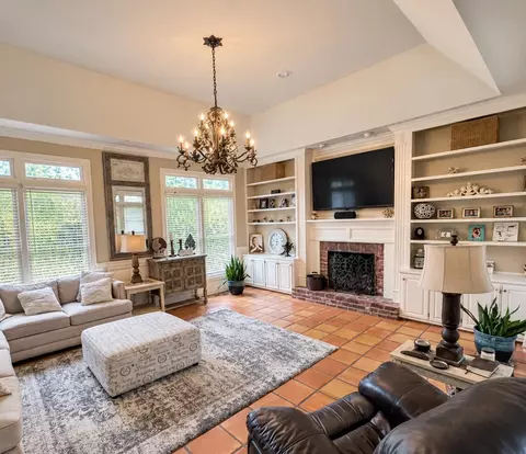 Living - 108 Redfield Dr, Jackson, TN 38305 photo 2 of 2