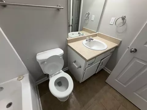 Bath - 5210 Ogunquit Ln, Memphis, TN 38118 photo 2 of 4