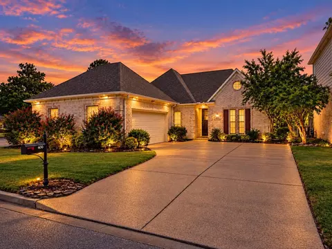 400 Fountain Lake Dr, Memphis, TN 38120