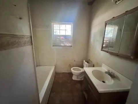 Bath - 58 E Peebles Rd, Memphis, TN 38109 photo 1 of 1