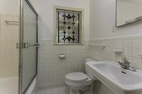 Bath - 289 Woodmont Dr, Memphis, TN 38117 photo 2 of 5