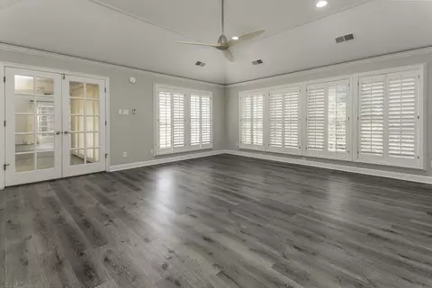 Living - 289 Woodmont Dr, Memphis, TN 38117 photo 6 of 9