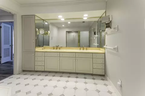 Bath - 289 Woodmont Dr, Memphis, TN 38117 photo 4 of 5