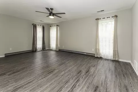 Living - 289 Woodmont Dr, Memphis, TN 38117 photo 7 of 9