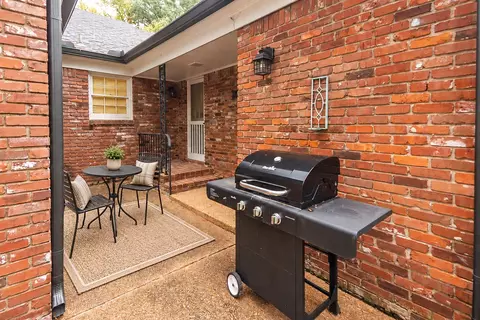 Exterior - 289 Woodmont Dr, Memphis, TN 38117 photo 5 of 7
