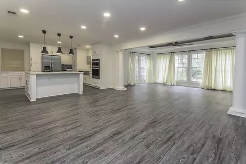 Living - 289 Woodmont Dr, Memphis, TN 38117 photo 4 of 9
