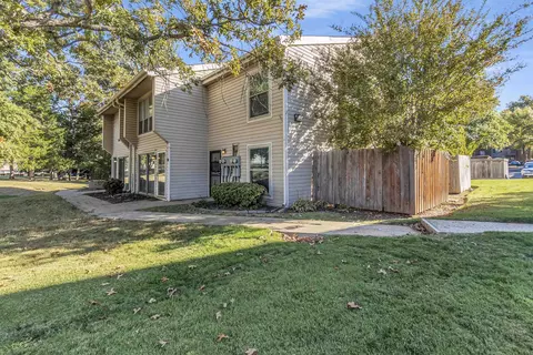 6750 Meadow Oak Pl, Memphis, TN 38120