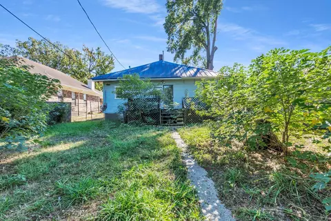 Exterior - 98 E Mckellar Ave, Memphis, TN 38109 photo 3 of 4