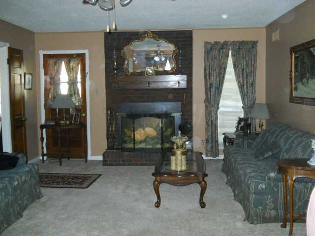 3310 E Foxburrow Cir, Memphis, TN 38115 photo 2