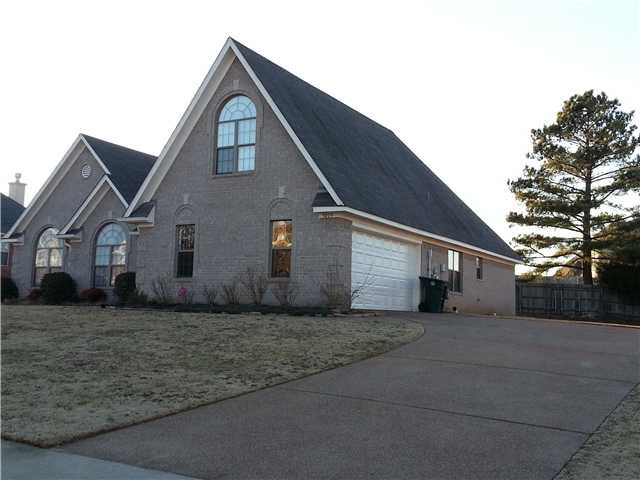 5015 Misty River Rd, Bartlett, TN 38135 photo 1