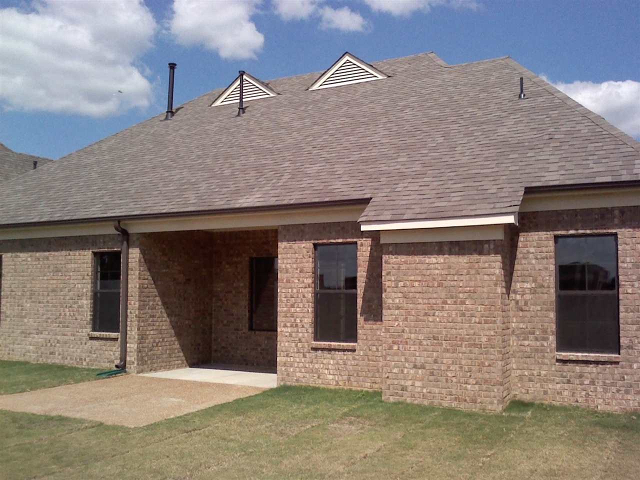 8800 Stony Glen Dr, Bartlett, TN 38133 photo 2
