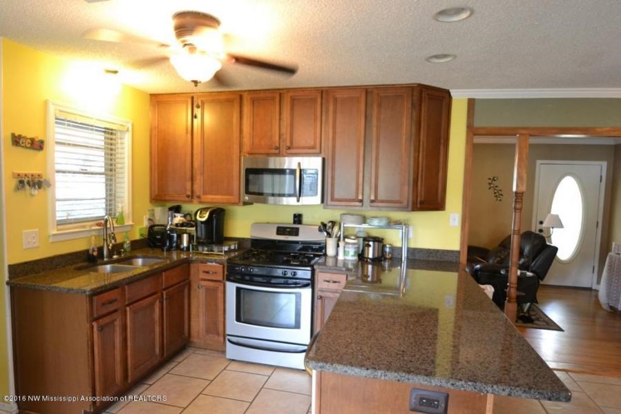 9075 Roberta St, Olive Branch, MS 38654 photo 3