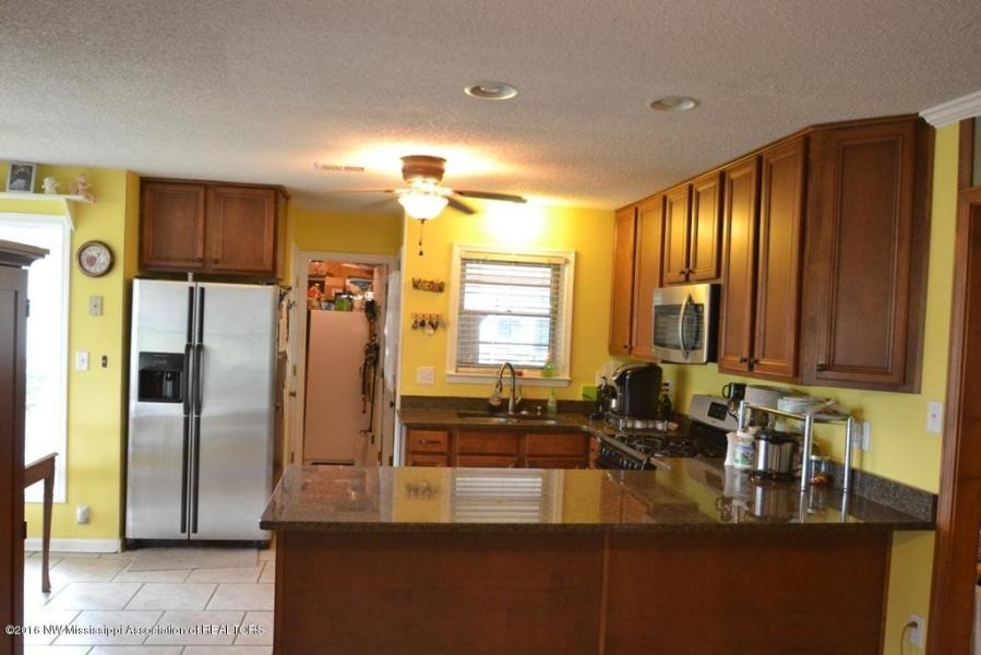 9075 Roberta St, Olive Branch, MS 38654 photo 2