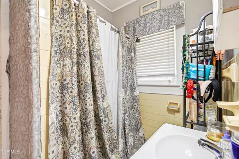 Bath - 709 E Myrtle Avenue Johnson City Tn 37601, Johnson City, TN 37601 photo 2 of 3