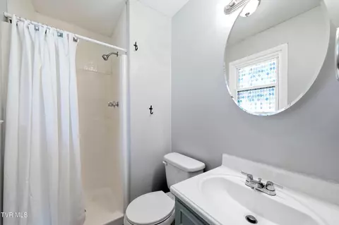 Bath - 464 Springfield Drive Bristol Tn 37620, Bristol, TN 37620 photo 2 of 3