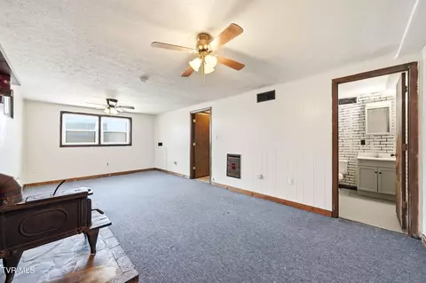 Living - 464 Springfield Drive Bristol Tn 37620, Bristol, TN 37620 photo 2 of 2
