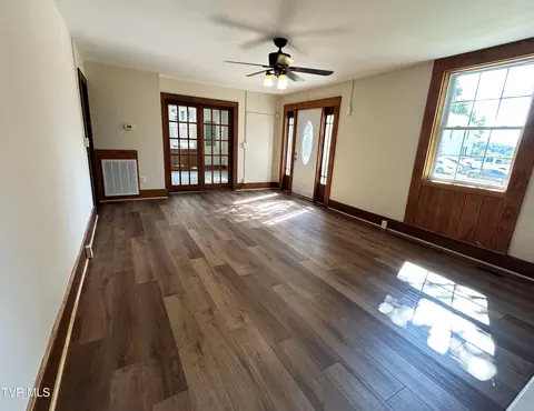 Living - 133 E Highland Road Johnson City Tn 37601, Johnson City, TN 37601 photo 2 of 3