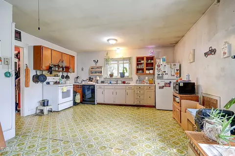 Kitchen - 1711 Highway 93 Fall Branch Tn 37656, Fall Branch, TN 37656 photo 1 of 3