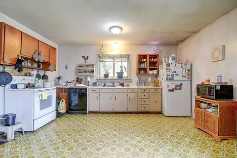 Kitchen - 1711 Highway 93 Fall Branch Tn 37656, Fall Branch, TN 37656 photo 2 of 3