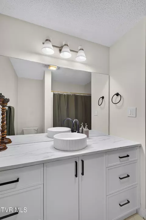Bath - 125 Pendleton Drive Bristol Tn 37620, Bristol, TN 37620 photo 1 of 6