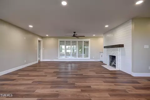 Living - 568 Painter Road Fall Branch Tn 37656, Fall Branch, TN 37656 photo 2 of 12