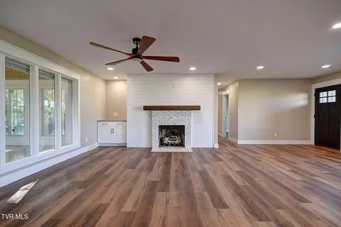 Living - 568 Painter Road Fall Branch Tn 37656, Fall Branch, TN 37656 photo 4 of 12