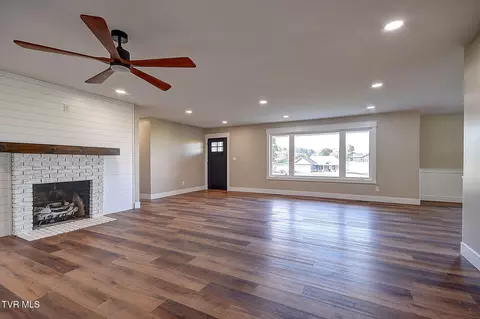 Living - 568 Painter Road Fall Branch Tn 37656, Fall Branch, TN 37656 photo 5 of 12