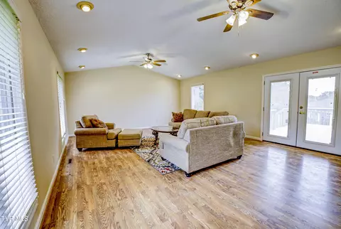 Living - 167 Cherry Lane Bristol Va 24201, Bristol, VA 24201 photo 4 of 7