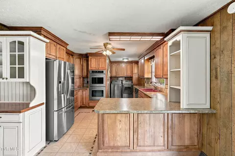 Kitchen - 1046 N Elm Avenue Erwin Tn 37650, Erwin, TN 37650 photo 3 of 4