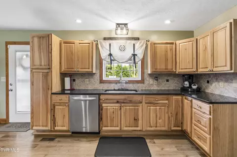 Kitchen - 7806 Old Stage Road Chuckey Tn 37641, Chuckey, TN 37641 photo 3 of 6