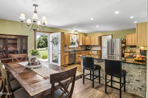 Dining - 7806 Old Stage Road Chuckey Tn 37641, Chuckey, TN 37641 photo 1 of 1