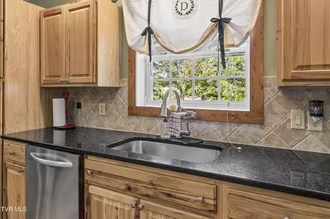 Kitchen - 7806 Old Stage Road Chuckey Tn 37641, Chuckey, TN 37641 photo 5 of 6