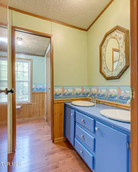 Bath - 220 Falls Road Hampton Tn 37658, Hampton, TN 37658 photo 2 of 2