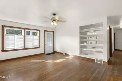 Living - 565 Bowlin Street Damascus Va 24236, Damascus, VA 24236 photo 2 of 3