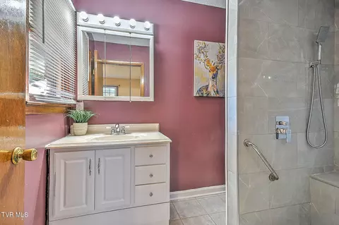 Bath - 340 Springfield Drive Bristol Tn 37620, Bristol, TN 37620 photo 2 of 2