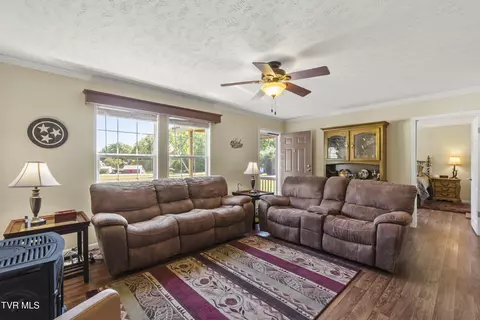 Living - 3259 Glendale Road Bybee Tn 37713, Bybee, TN 37713 photo 1 of 2