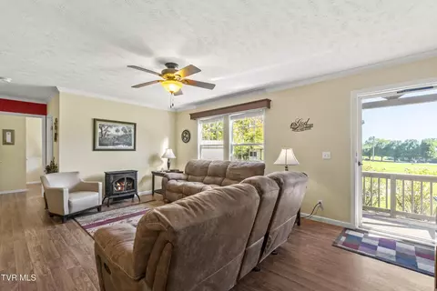 Living - 3259 Glendale Road Bybee Tn 37713, Bybee, TN 37713 photo 2 of 2