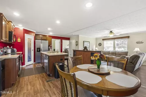 Dining - 3259 Glendale Road Bybee Tn 37713, Bybee, TN 37713 photo 3 of 3