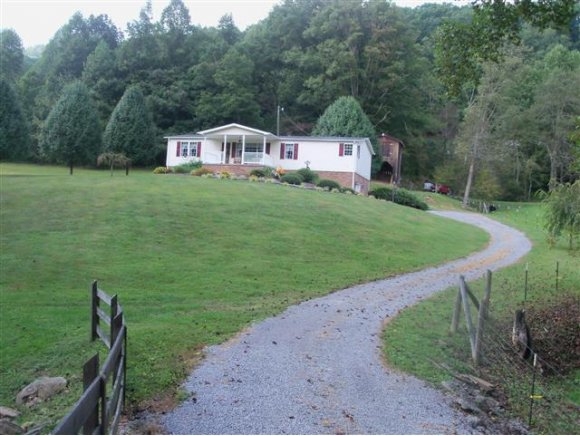 415 Palm Tree Dr, Duffield, VA 24244 photo 1