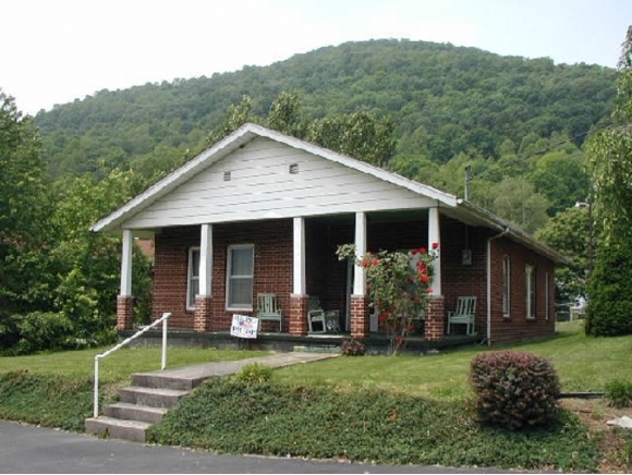 401 3rd Ave, Big Stone Gap, VA 24219 photo 1