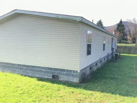 208 Fourth Avenue Hampton Tn 37658, Hampton, TN 37658 photo 9